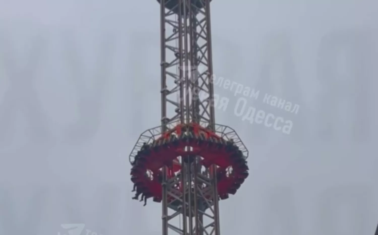 Люди застрягли на вежі атракціону Power Tower у «Луна-парку». Фото: скриншот