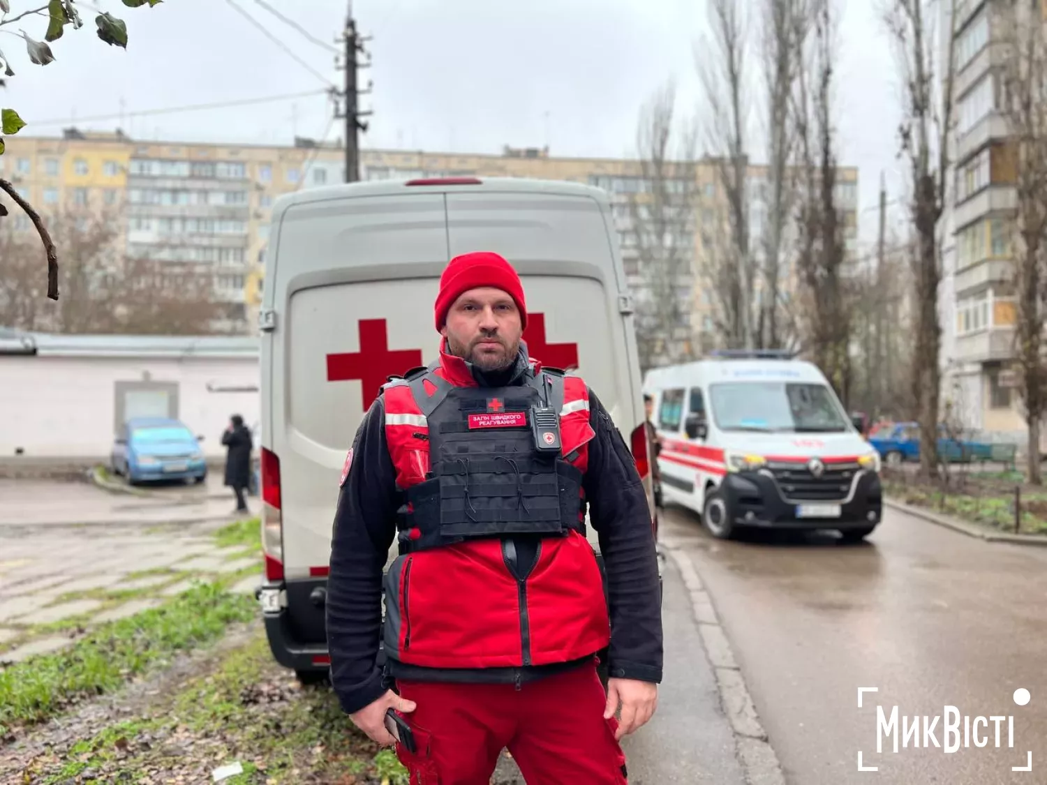 Командир загону швидкого реагування Павло Бузник разом з командою евакуює мешканців будинку. Фото: МикВісті