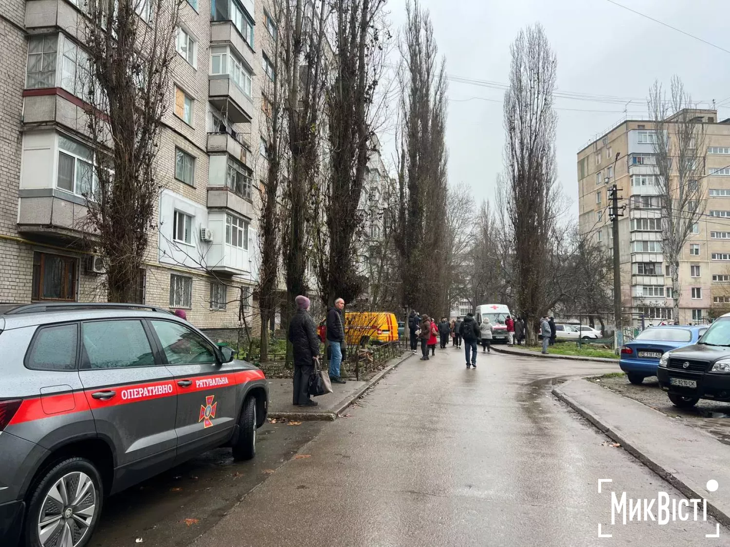 У Миколаєві після атаки «шахедів» евакуювали мешканців будинку, де 1 грудня впав дрон. Фото: МикВісті