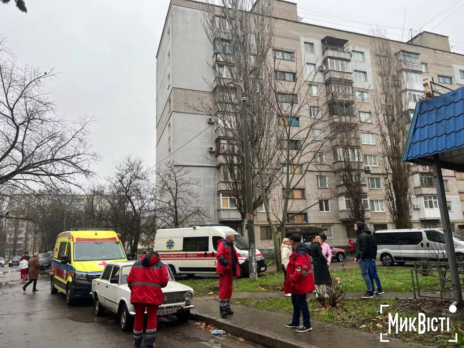 У Миколаєві після атаки «шахедів» евакуювали мешканців будинку, де 1 грудня впав дрон. Фото: МикВісті