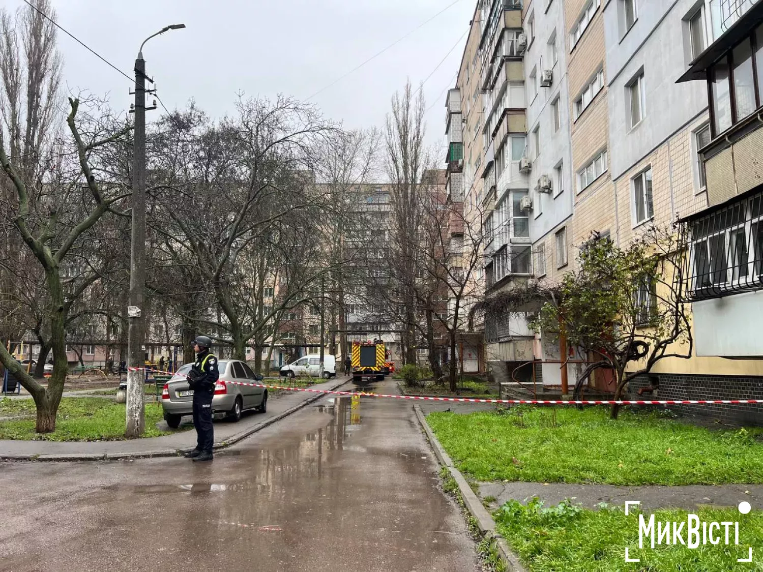 У Миколаєві після атаки «шахедів» евакуювали мешканців будинку, де 1 грудня впав дрон. Фото: МикВісті
