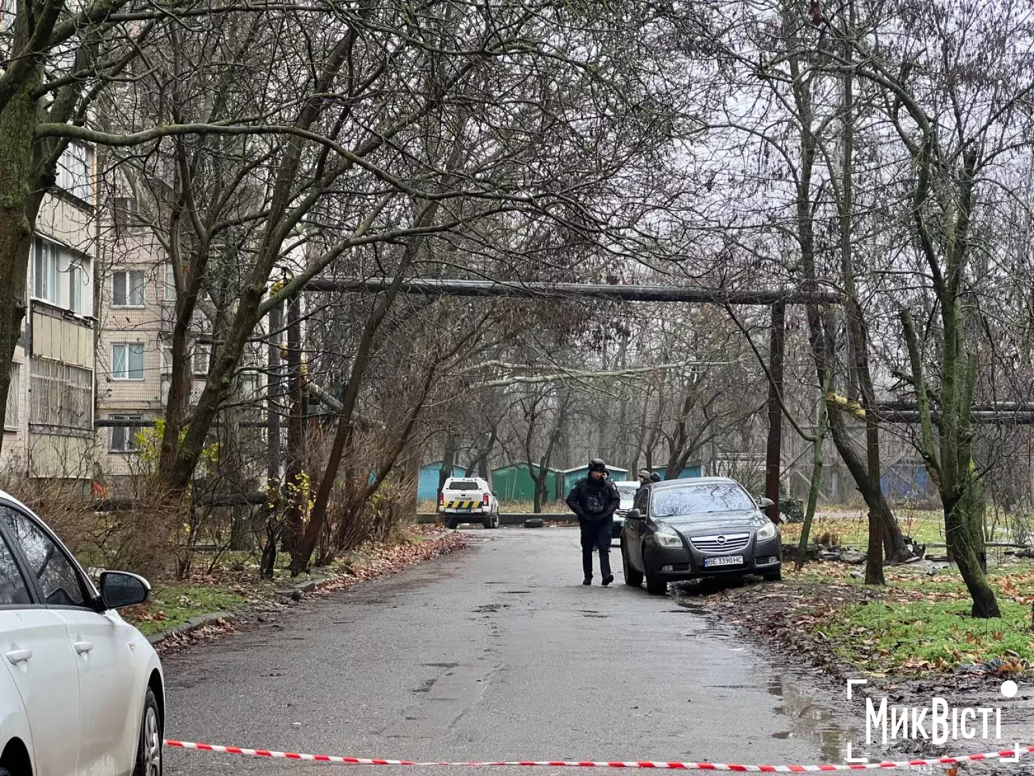 У Миколаєві після атаки «шахедів» евакуювали мешканців будинку, де 1 грудня впав дрон. Фото: МикВісті