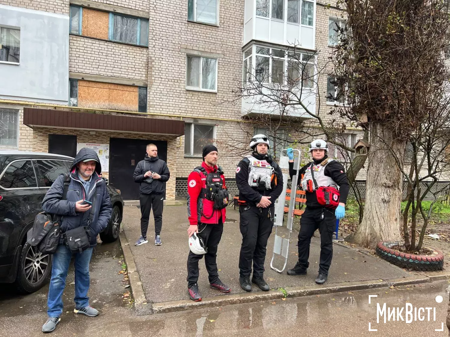 У Миколаєві після атаки «шахедів» евакуювали мешканців будинку, де 1 грудня впав дрон. Фото: МикВісті