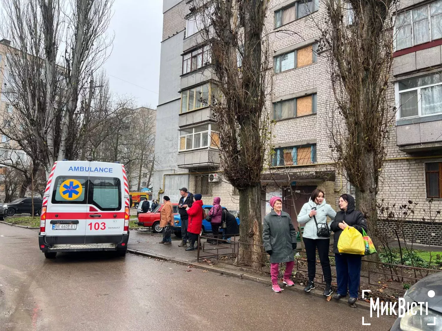 У Миколаєві після атаки «шахедів» евакуювали мешканців будинку, де 1 грудня впав дрон. Фото: МикВісті