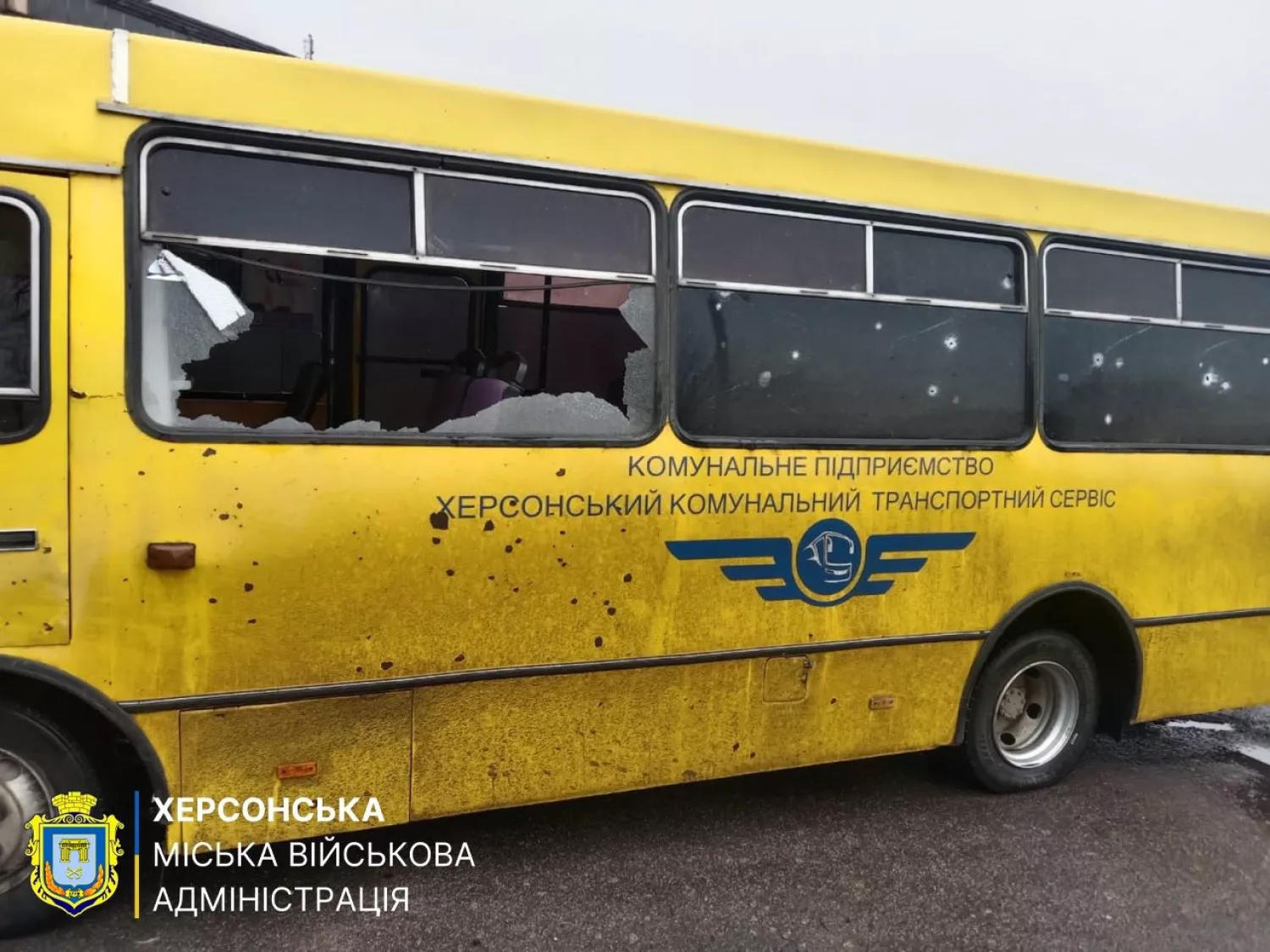 Російський дрон атакував автобус міського підприємства у Херсоні. Фото: МВА