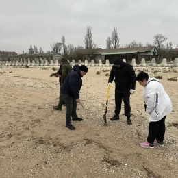 Після піврічної паузи в Затоці знову знайшли мазут на пляжі. Фото: Кароліно-Бугазька сільська рада