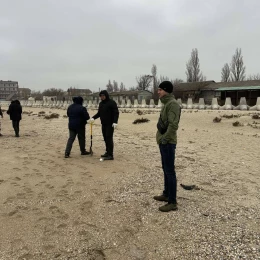 Після піврічної паузи в Затоці знову знайшли мазут на пляжі. Фото: Кароліно-Бугазька сільська рада