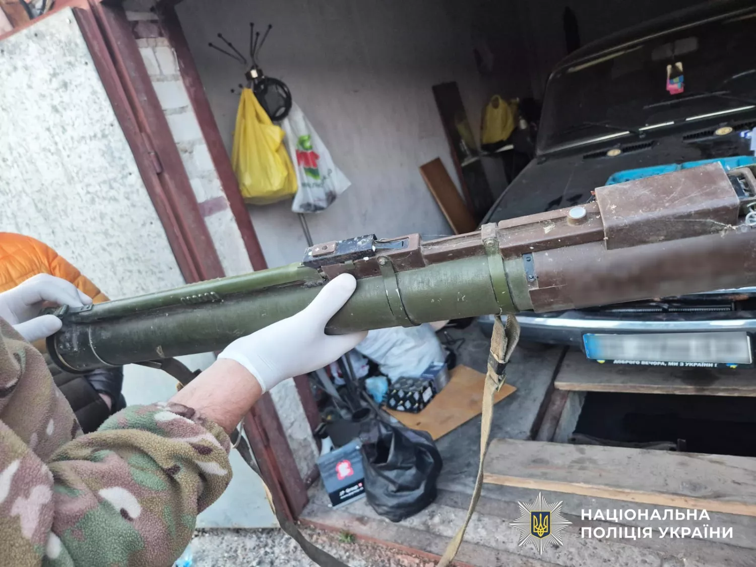 У Миколаєві затримали чоловіка, який зберігав гранатомет у гаражі. Фото: Нацполіція Миколаївщини