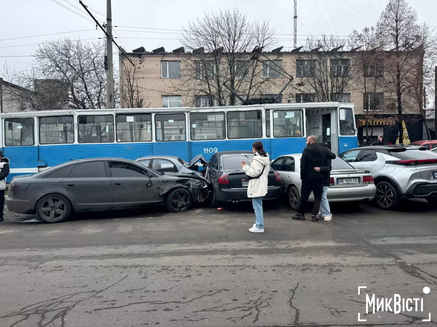 У Миколаєві на 6-й Слобідській 1 грудня трапилася ДТП, у якій постраждали одразу шість автівок. Фото: читач «МикВісті»