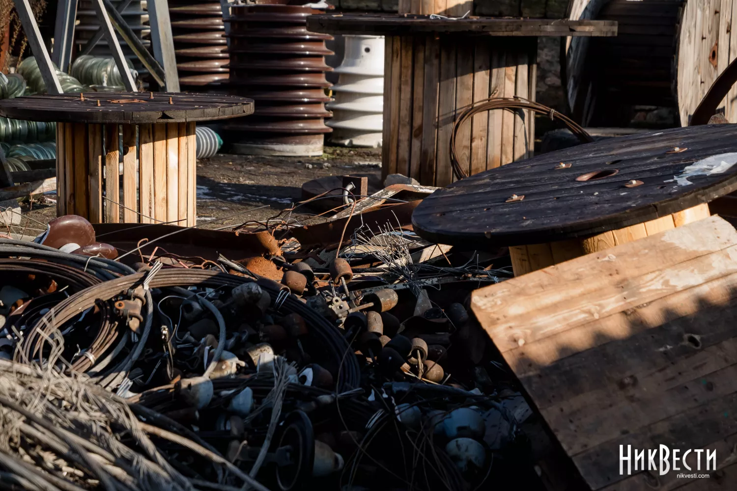 Знищені російськими обстрілами проводи обленерго. Архівне фото «МикВісті», для ілюстрації