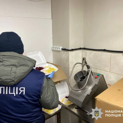 На місці обшуків правоохоронці вилучають зразки їжі та документацію. Фото: Нацполіція