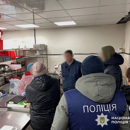 На місці обшуків правоохоронці вилучають зразки їжі та документацію. Фото: Нацполіція