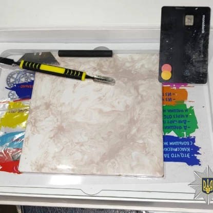 У Первомайську затримали двох підозрюваних у збуті наркотиків та психотропів. Фото: Поліція Миколаївщини