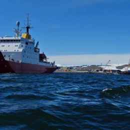 Український криголам «Ноосфера» вперше розпочав роботу за Південним полярним колом. Фото: Національний антарктичний науковий центр