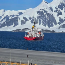 Український криголам «Ноосфера» вперше розпочав роботу за Південним полярним колом. Фото: Національний антарктичний науковий центр