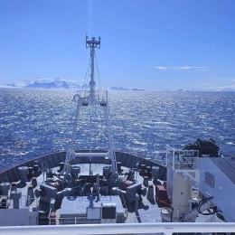 Український криголам «Ноосфера» вперше розпочав роботу за Південним полярним колом. Фото: Національний антарктичний науковий центр