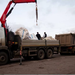 Французькі партнери передали Херсону 200 км сіток для посилення антидронового захисту. Фото: Херсонська МВА