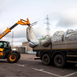 Французькі партнери передали Херсону 200 км сіток для посилення антидронового захисту. Фото: Херсонська МВА