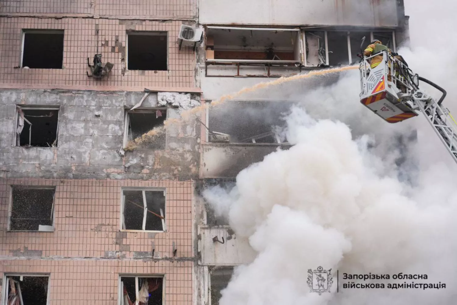 Наслідки обстрілу Запоріжжя, 17 грудня 2025 року. Фото: Запорізька ОВА