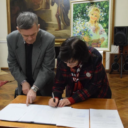 У Миколаєві музею Верещагіна передали триптих «Козацька Атлантида», присвячений трагедії на Каховській ГЕС. Фото: МикВісті