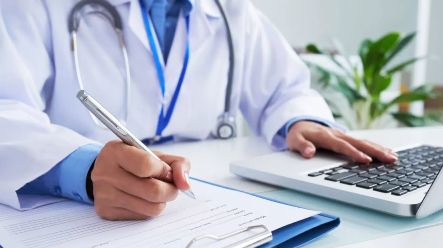 У Мінсоцполітики виявили, що майже чверть всіх лікарняних у 2025 році були необґрунтованими. Фото: Freepik