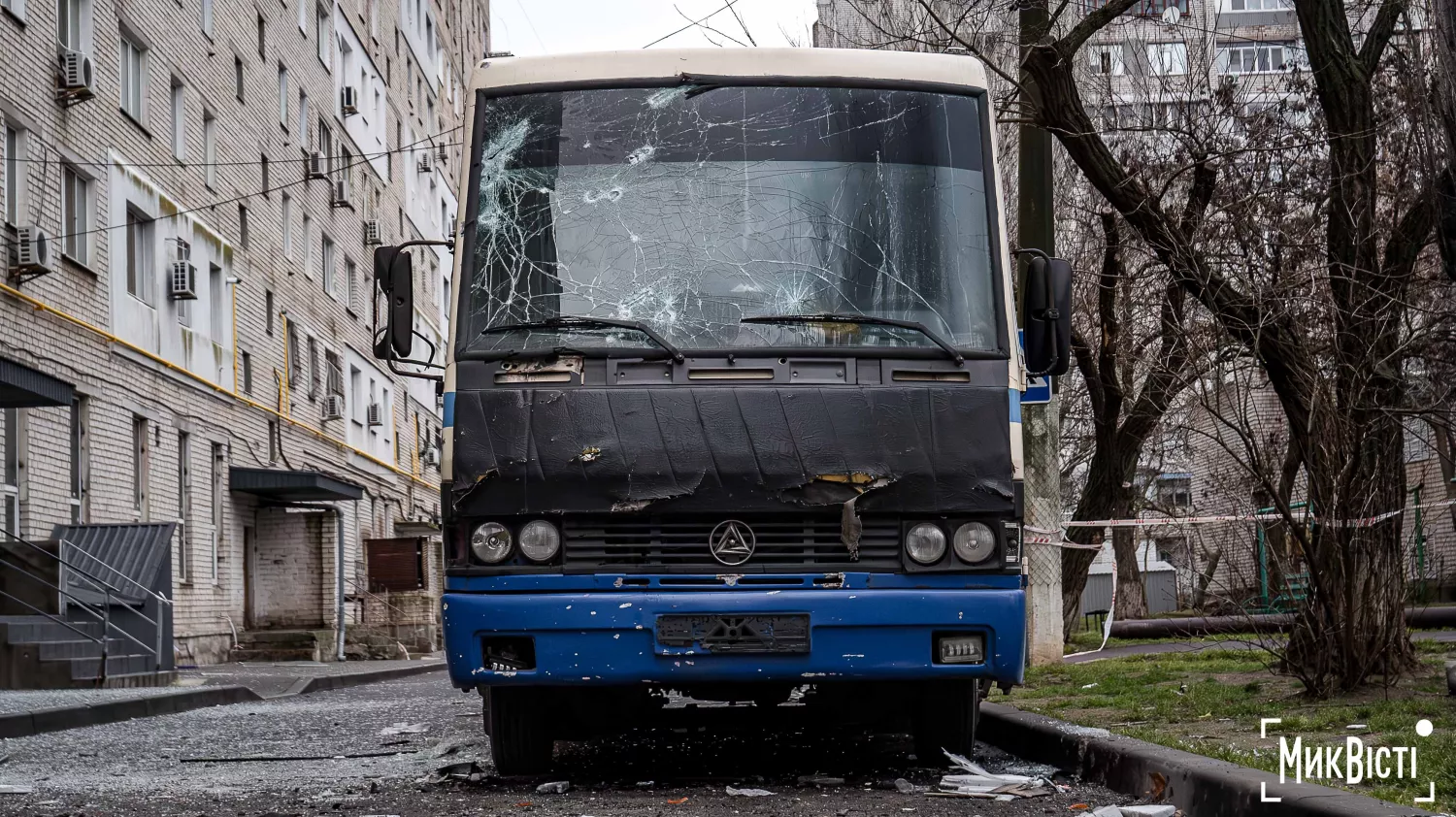 Наслідки російського обстрілу в Миколаєві, 17 грудня 2025 року. Фото: МикВісті