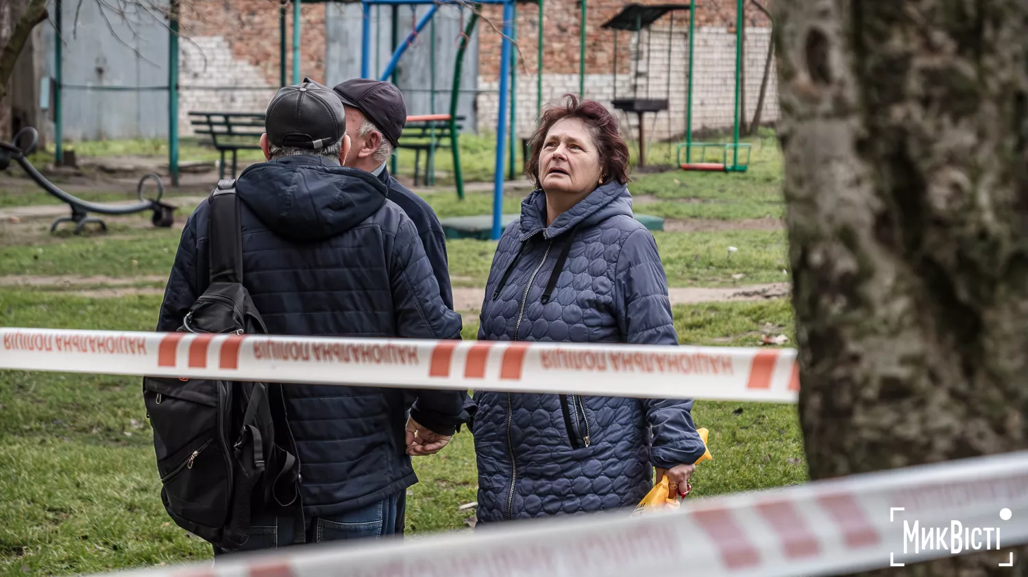 Миколаївці дивляться на пошкоджений будинок через обстріл, 17 грудня 2025 року. Фото: МикВісті