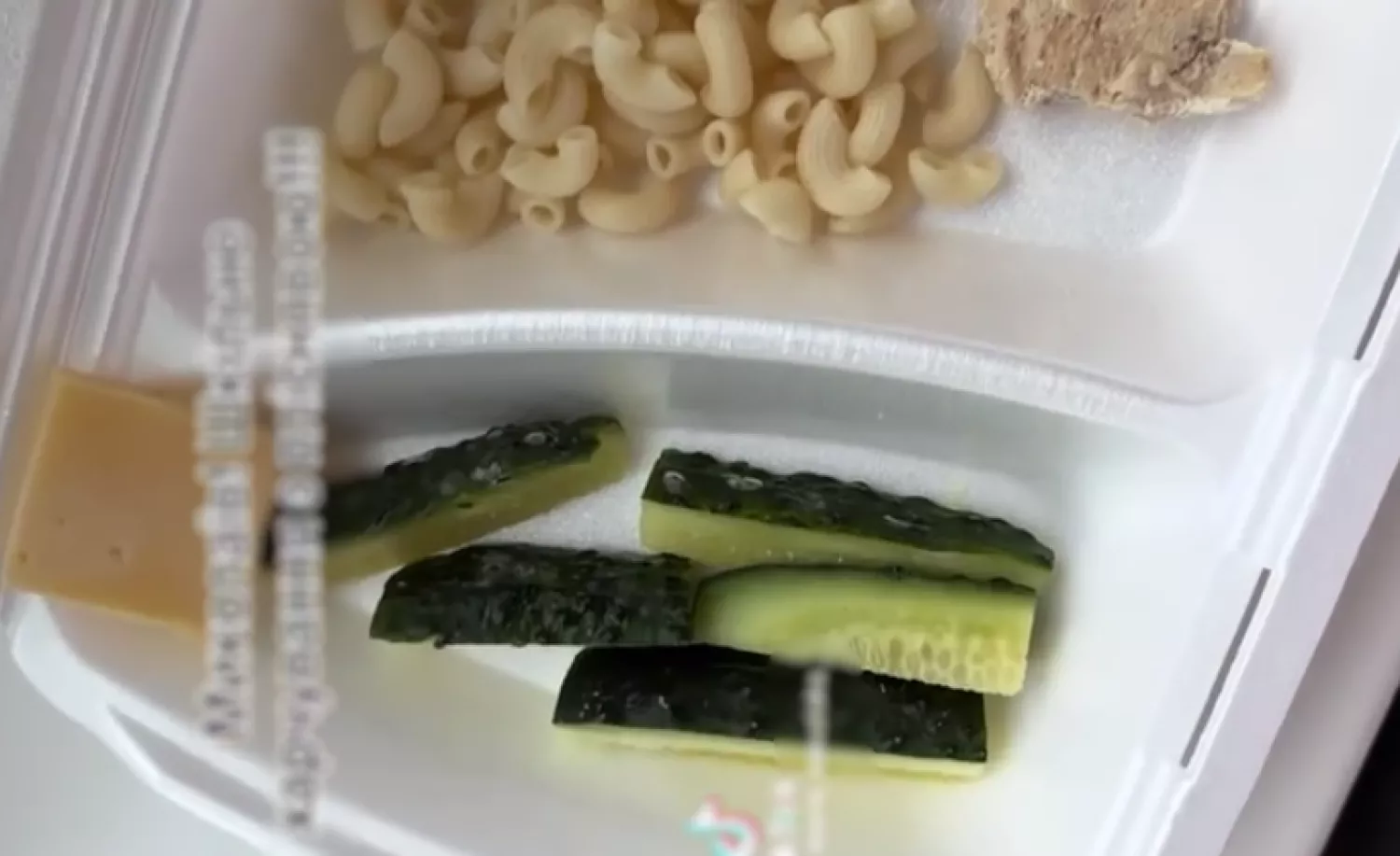 У Миколаєві батьки скаржаться на якість безоплатних обідів 16 грудня у школі №45. Фото: відео з соцмереж