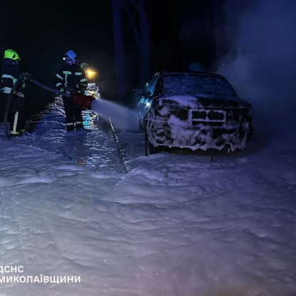 Пожежа авто у Миколаєві. Фото: ДСНС Миколаївщини