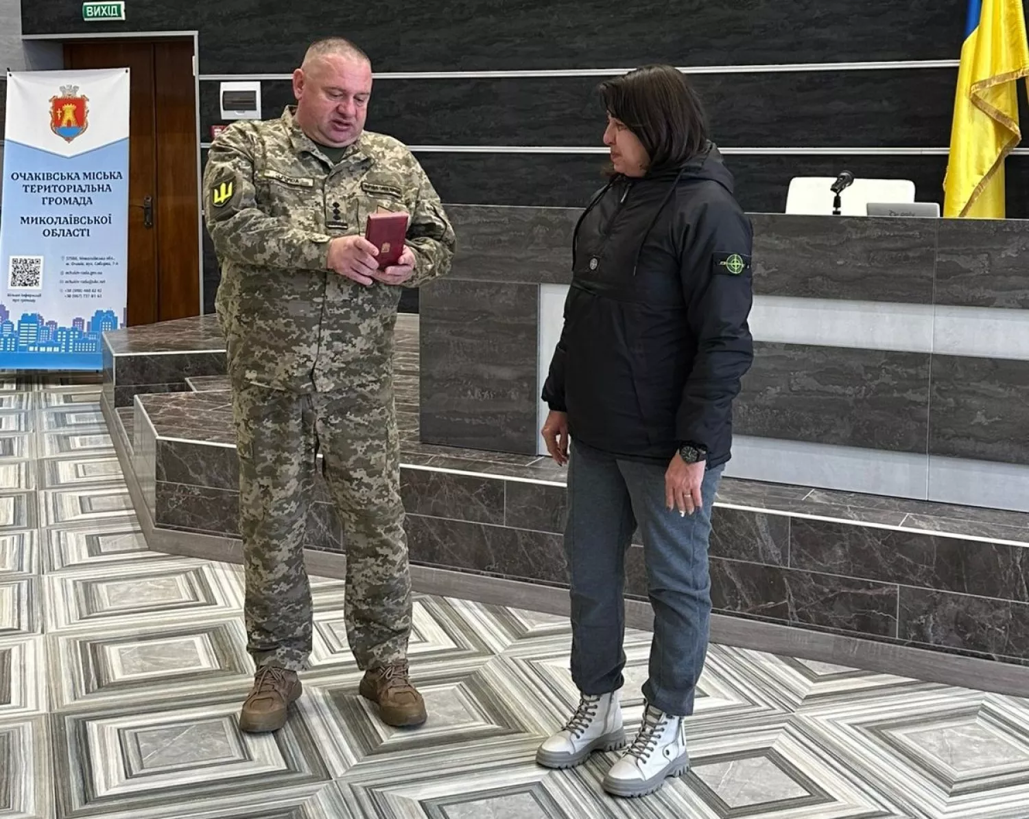 Геннадій Леурда під час вручення державної нагороди родині загиблого військовослужбовця. Фото: Очаківська міська рада