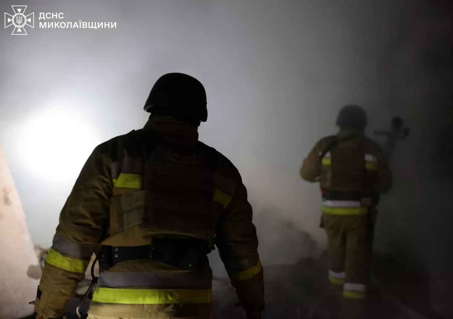 У Миколаєві після атаки дронів знищені гаражі, автомобіль і трактор. Фото: ДСНС