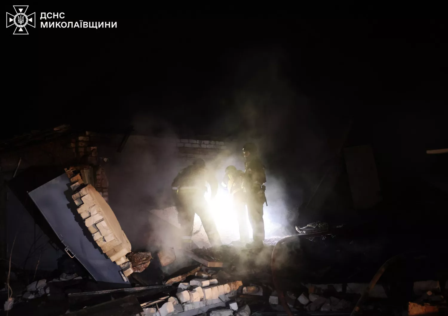 У Миколаєві після атаки дронів знищені гаражі, автомобіль і трактор. Фото: ДСНС