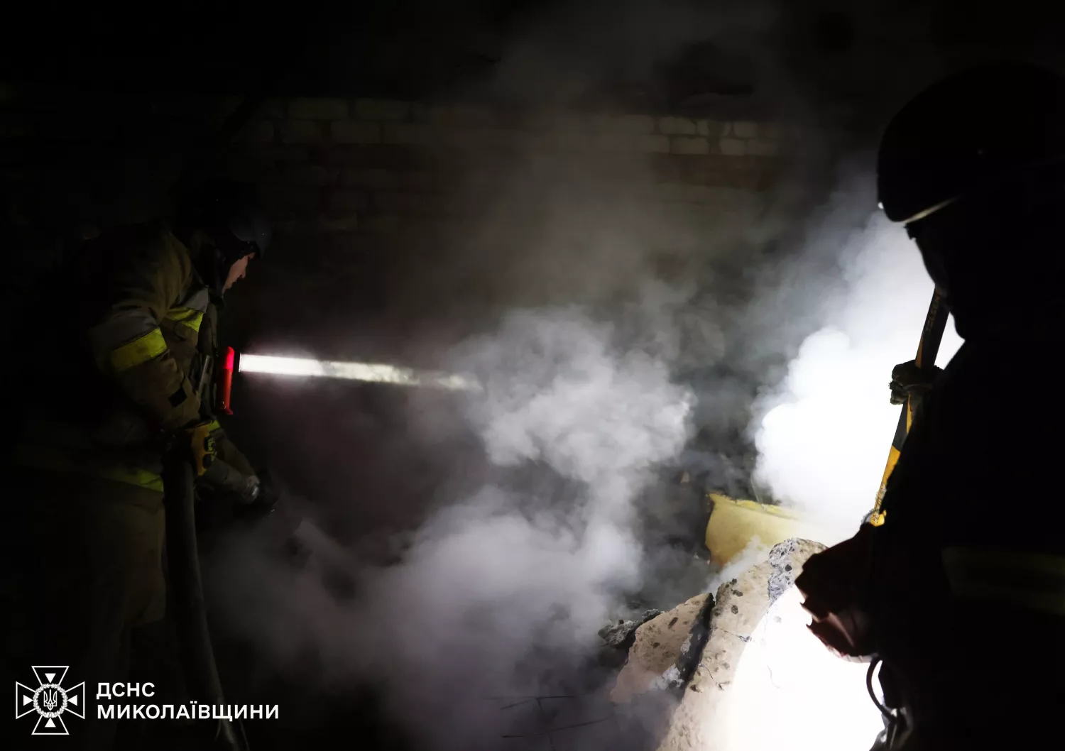 У Миколаєві після атаки дронів знищені гаражі, автомобіль і трактор. Фото: ДСНС