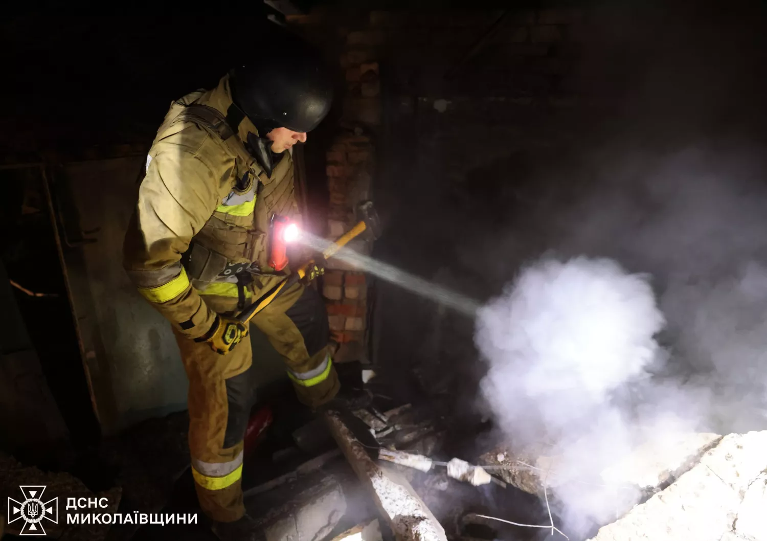 У Миколаєві після атаки дронів знищені гаражі, автомобіль і трактор. Фото: ДСНС