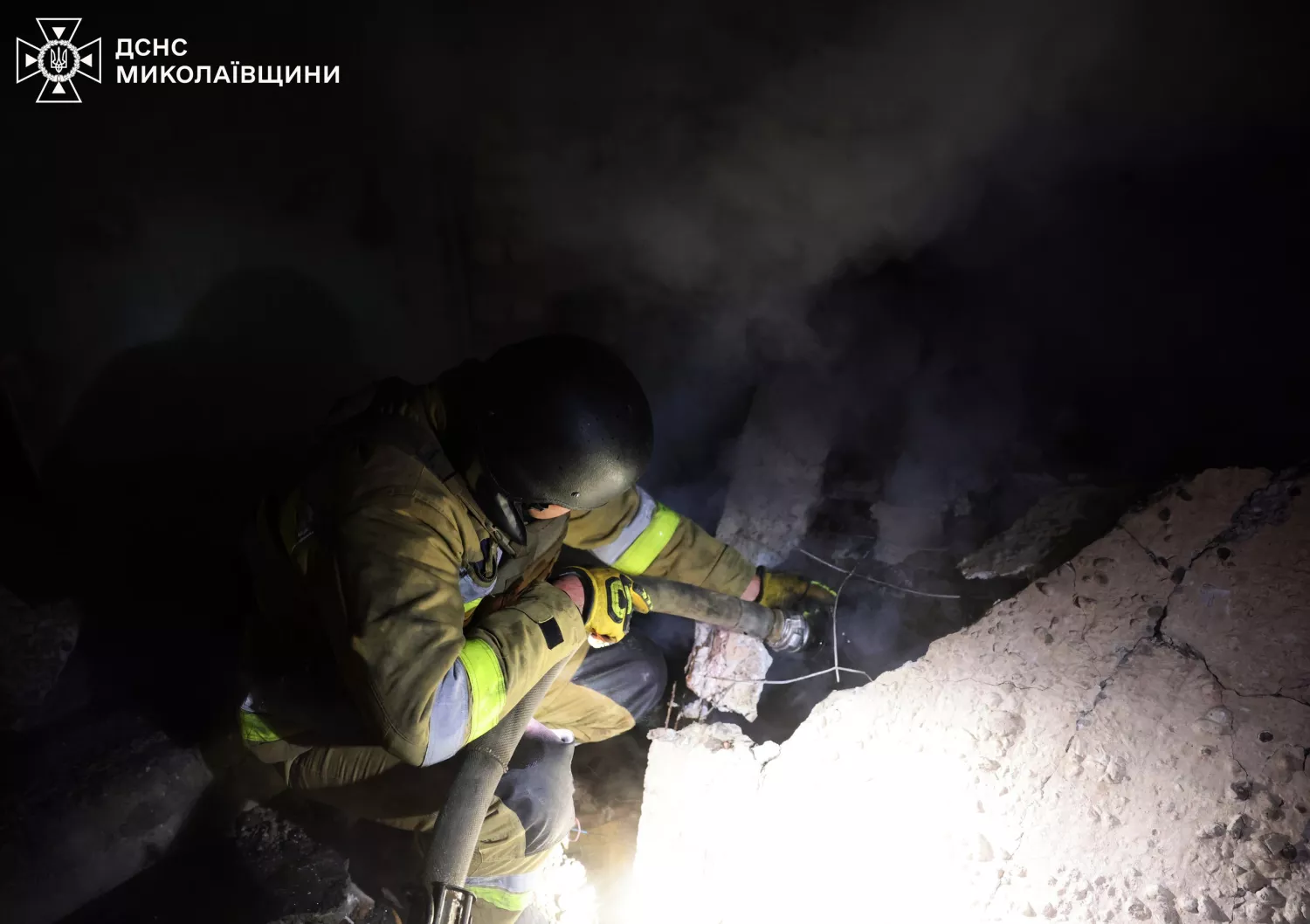 У Миколаєві після атаки дронів знищені гаражі, автомобіль і трактор. Фото: ДСНС