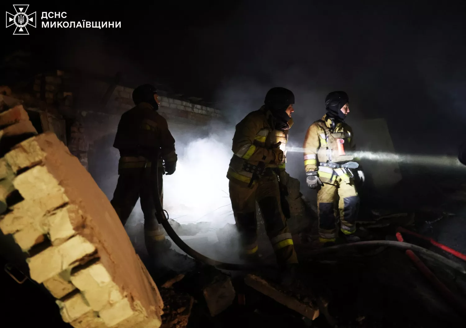 У Миколаєві після атаки дронів знищені гаражі, автомобіль і трактор. Фото: ДСНС