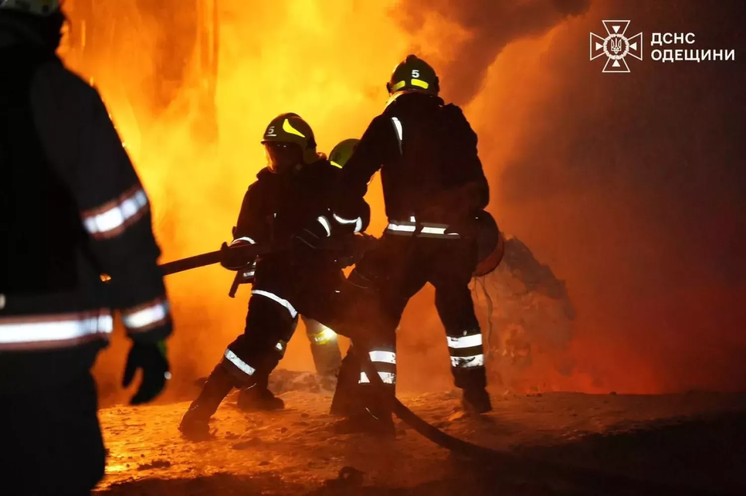 Наслідки обстрілу в Одесі 19 грудня. Фото: ДСНС Одещини