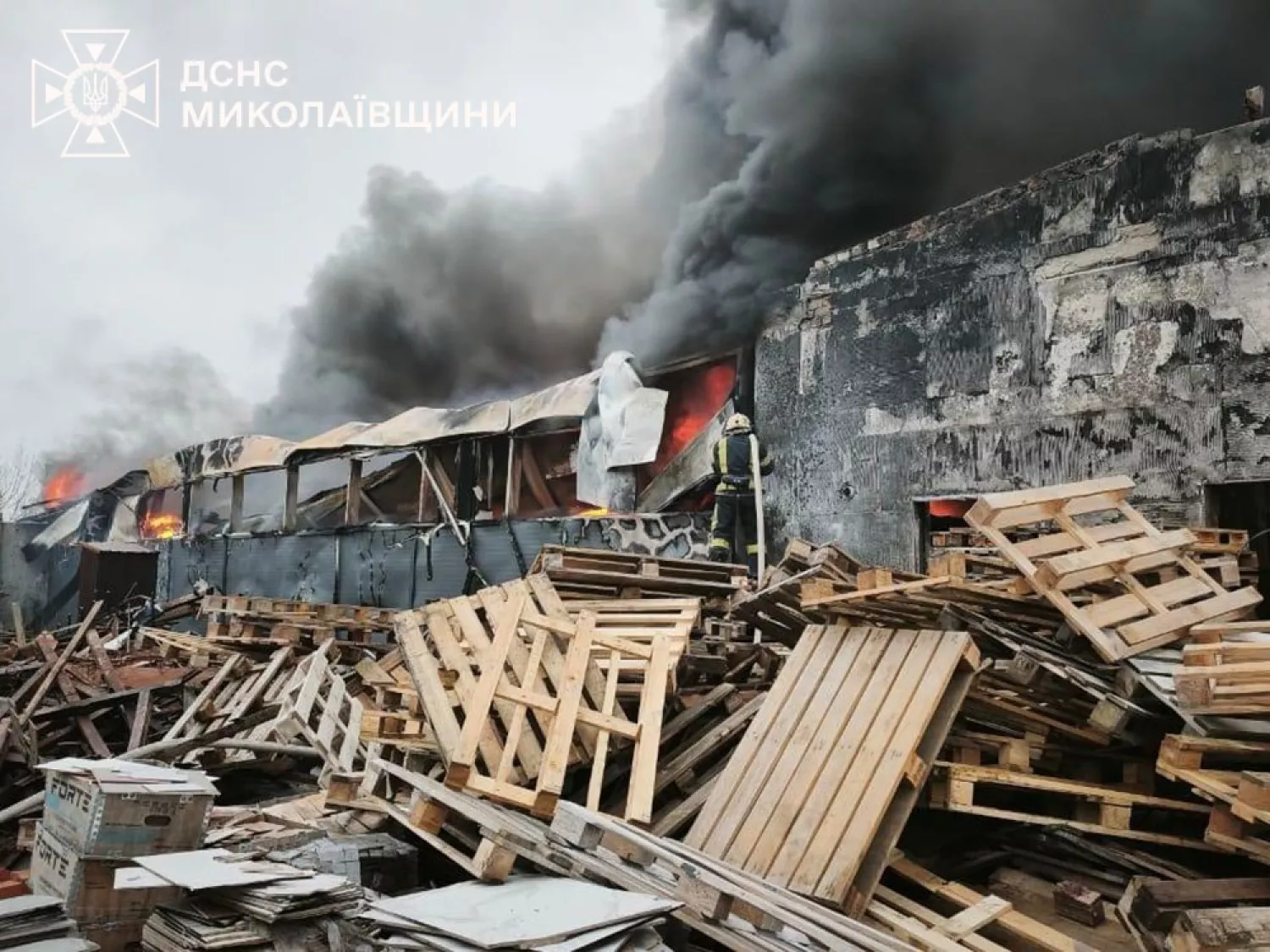 Наслідки пожежі на складі в Снігурівці 22 грудня. Фото: ДСНС