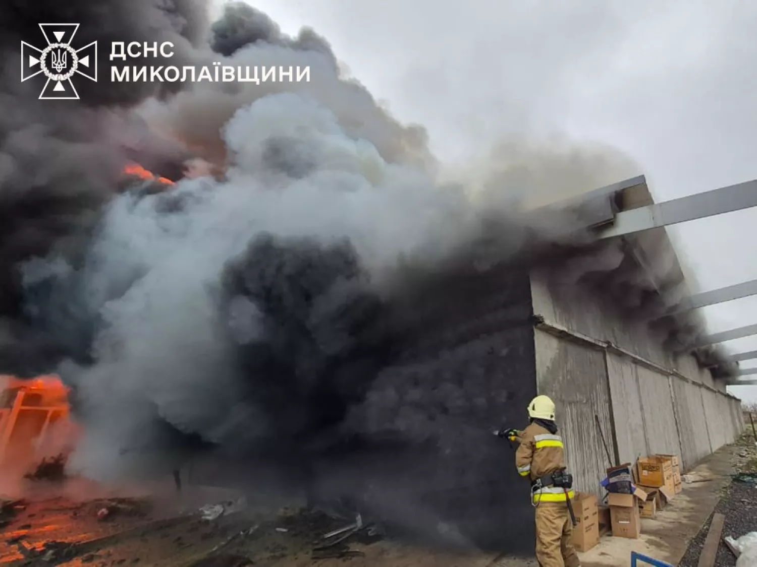 Наслідки пожежі на складі в Снігурівці 22 грудня. Фото: ДСНС