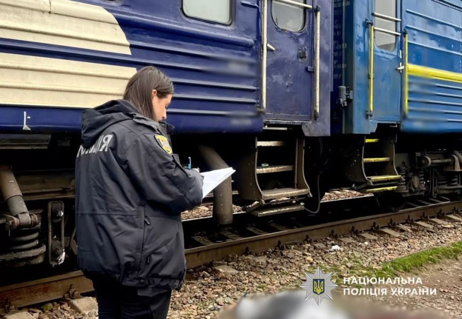 На Одещині під пасажирський потяг потрапила 79-річна жінка. Фото: Нацполіція