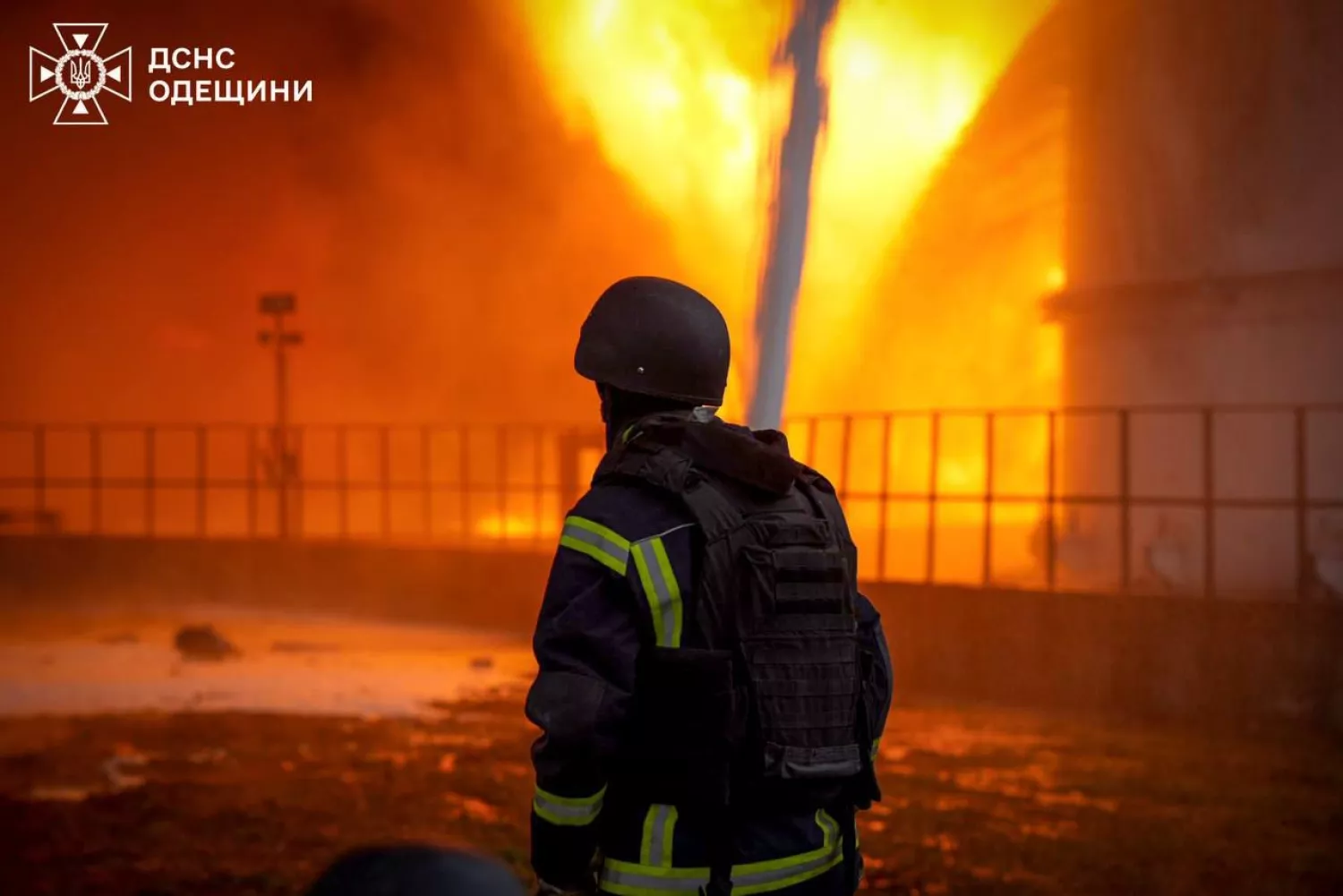 На Одещині рятувальники кілька діб гасили пожежу на підприємстві під російськими обстріламиНа Одещині рятувальники кілька діб гасили пожежу на підприємстві під російськими обстрілами. Фото: ГУ ДСНС в Одеській області