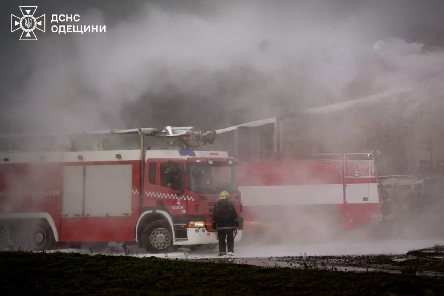 На Одещині рятувальники кілька діб гасили пожежу на підприємстві під російськими обстріламиНа Одещині рятувальники кілька діб гасили пожежу на підприємстві під російськими обстрілами. Фото: ГУ ДСНС в Одеській області