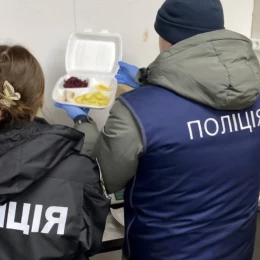 Співробітники поліції беруть зразки їжі ТОВ «ПРОССЕККО 8» під час слідчих дій 12 грудня. Фото джерел НикВести