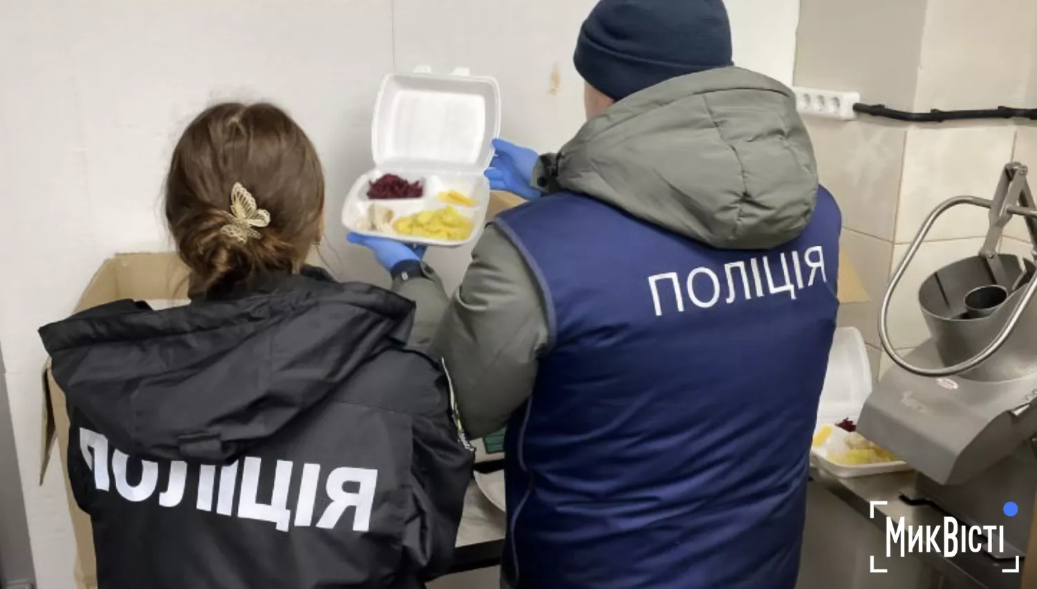 Співробітники поліції беруть зразки їжі ТОВ «ПРОССЕККО 8» під час слідчих дій 12 грудня. Фото джерел МикВісті