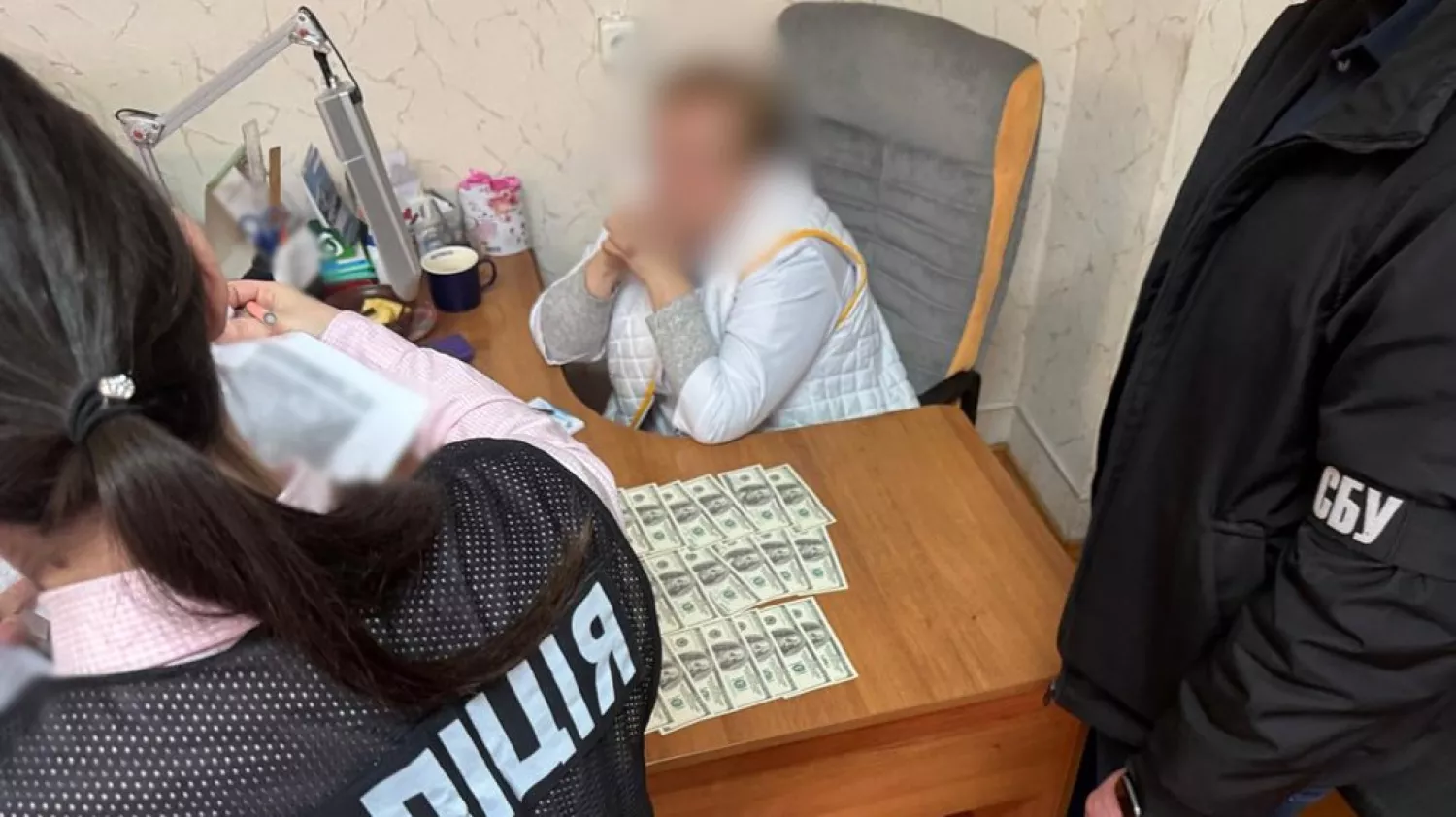 Правоохоронці затримали депутатку міськради на Одещині за підозрою в корупції. Фото: Нацполіція