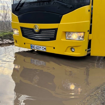 Школярі з Миколаївської області щодня долають 27 кілометрів аварійною дорогою, фото: МикВісті/Аліна Вісленко
