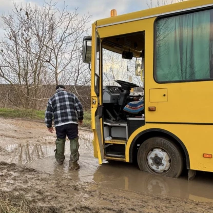 Школярі з Миколаївської області щодня долають 27 кілометрів аварійною дорогою, фото: МикВісті/Аліна Вісленко