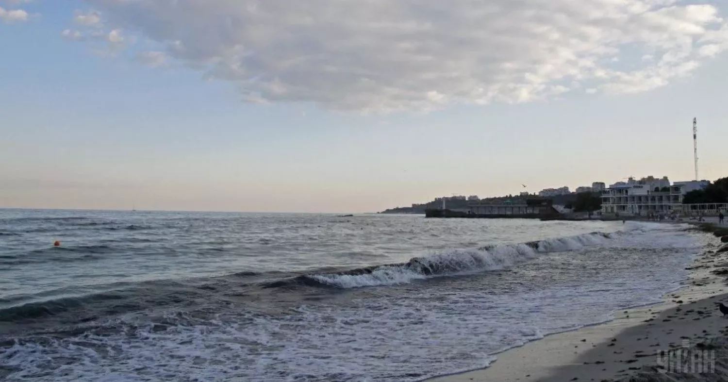 На пляжах Одеси зʼявилися нафтові плями. Фото: УНІАН