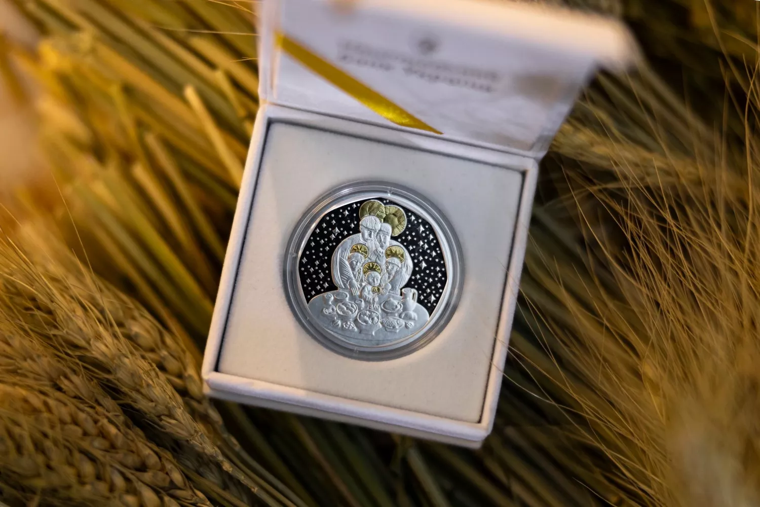 Нацбанк України випустив нову пам’ятну монету «Дух Різдва». Фото: НБУ