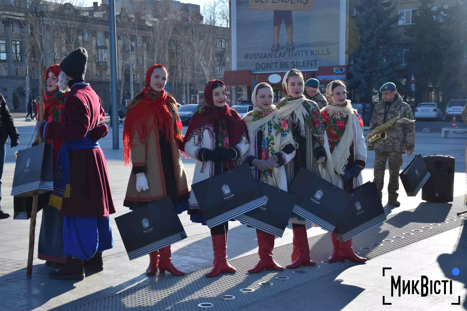 Миколаєвом на Різдво курсував святковий тролейбус із вертепом та колядками. Фото: НикВести
